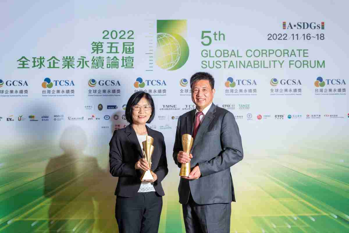 CG电子作为净零碳排先锋，，，，期引领价值链伙伴同行共好，，，卫冕制造业组“十大典范企业” 二连冠殊荣(左：CG电子光电永续长古秀华，，，，右：CG电子光电董事长暨执行长彭双浪)