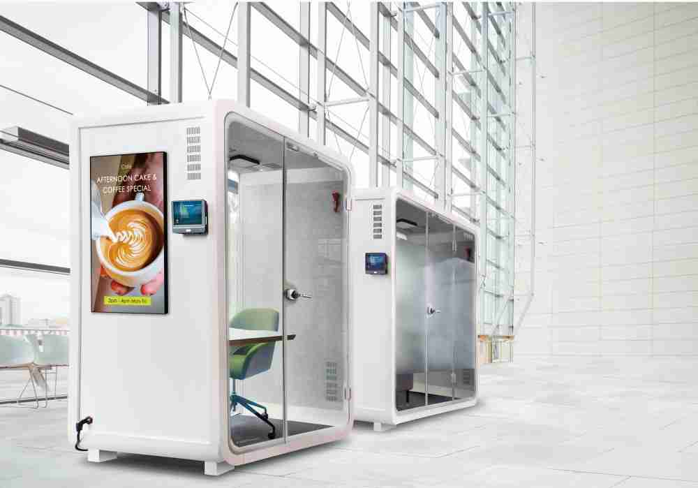 CG电子子公司达擎之智慧行动办公舱，，，，采用PDLC智能调光玻璃设计，，，透过通电与断电的电流切换，，，，呈现透明与雾面效果，，，，具节能降耗特性并兼顾隐私，，，，确保信息安全