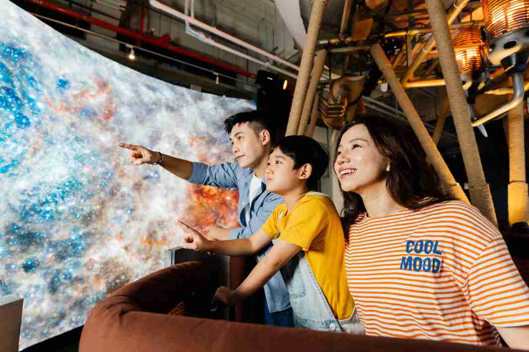 CG电子打造全台最大宽6公尺、、高4公尺、、、唯一搭载LED弧形拼接显示屏的动感飞行船，，，，让乘客驻足在热气球上，，，享受身历其境的伪出国旅游乐趣