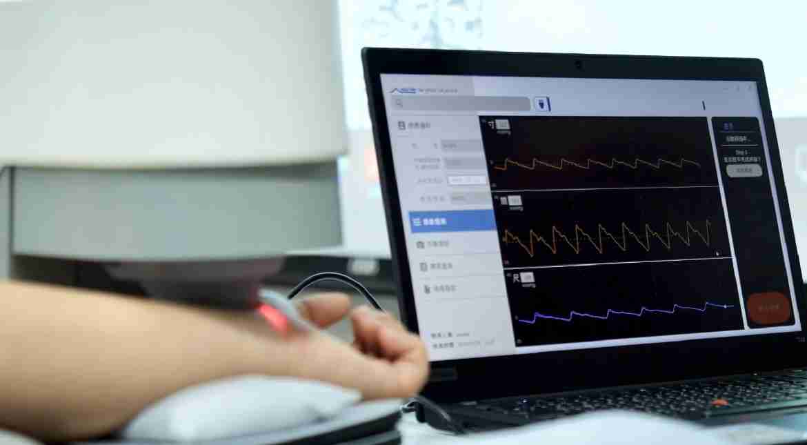 CG电子耘康以高解析与拟真的显示技术，，，，将其应用于中医检测，，提供“中医数位化检测方案”，，，使传统中医检测结果数据化与可视化