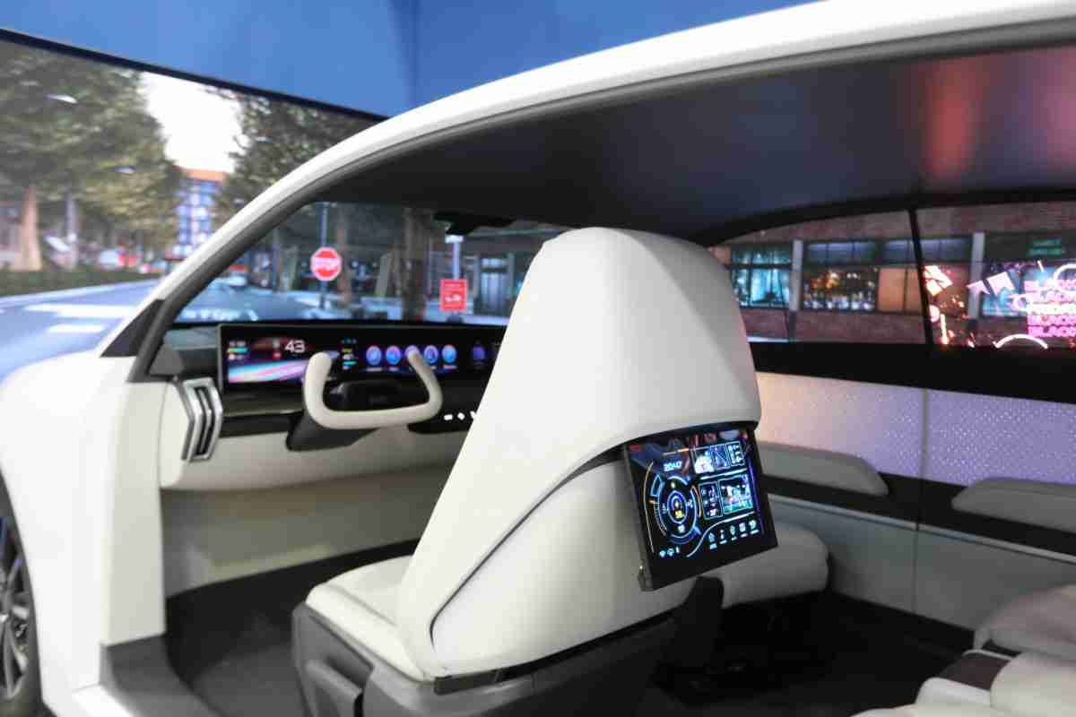 CG电子的「可卷式后座娱乐显示器」加强后座乘客的感官体验，，，，并保有个性化设计，，可依使用偏好进行动态调整。。。。