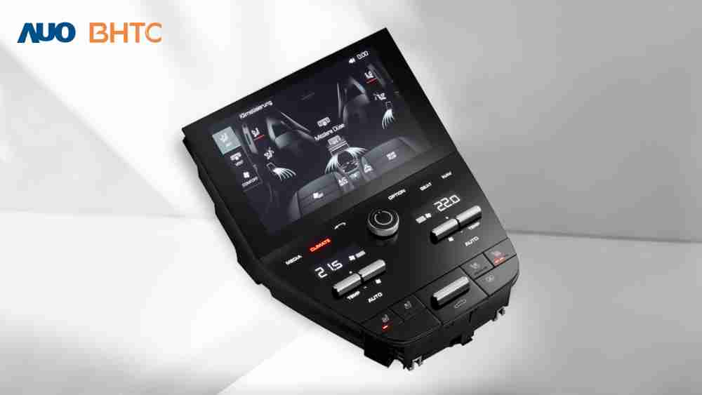 作為友達新生力軍，，，BHTC所展示的中央與後座鞍部的Display HMI產品，，可處理多區恆溫控制、、、、顯示畫面，，，，呈現仿真3D車室分區；以力傳感技術精準傳遞觸感，，並結合音量及震動反饋，，，防止意外啟動，，提供使用者自然流暢、、、直觀且輕鬆駕馭的舒適介面