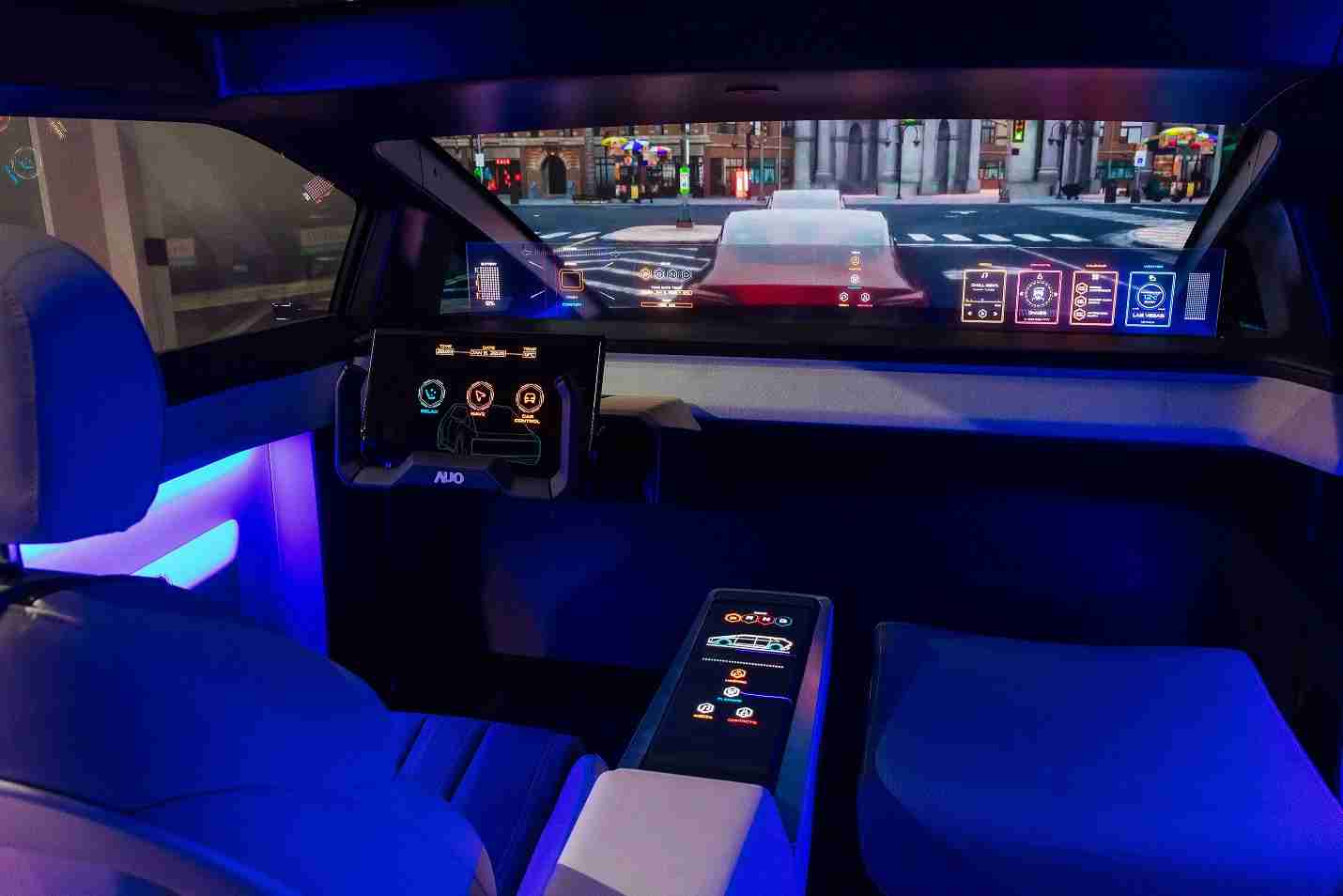 CG电子连续四年入围科睿唯安全球百大创新机构，，专利布局科技与绿色创新前沿。。图为CG电子发挥先进显示科技Micro LED多元尺寸与型态应用优势所打造之智能车舱；同时，，，CG电子已于全球累积取得4500件节能减碳相关的专利证书，，当中2024年Micro LED年度获证量占比已超过8成