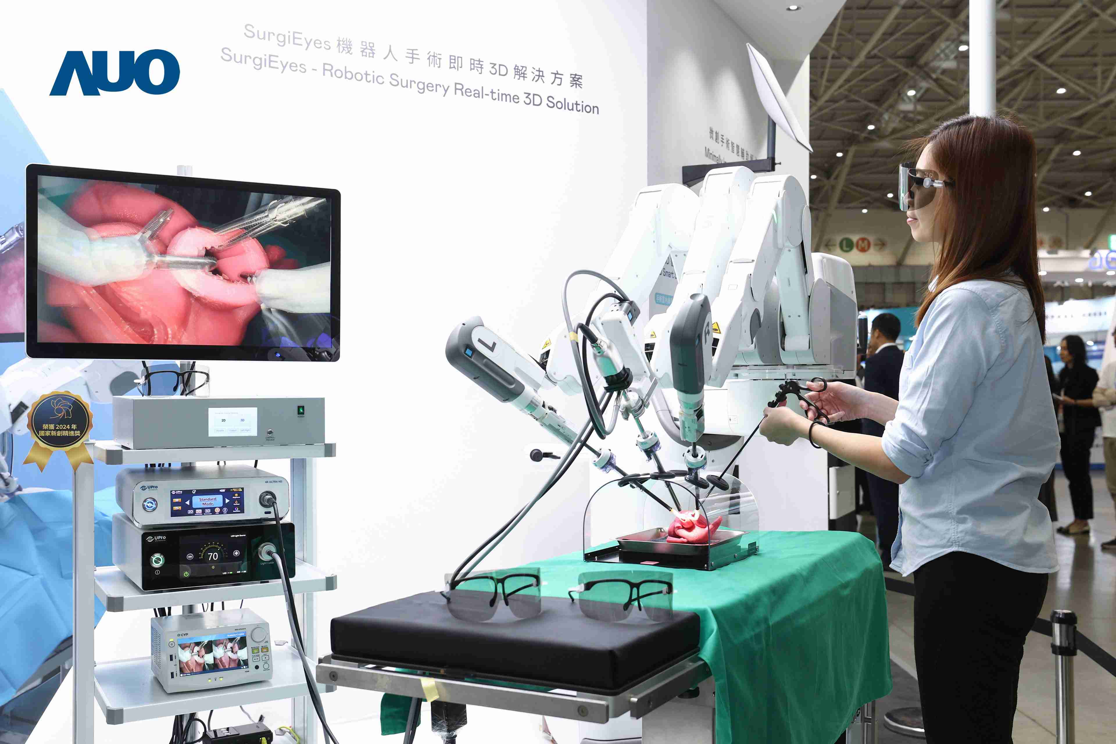 达擎以领先的3D显示技术推出〝SurgiEyes机器人手术实时3D解决方案〞，，，整合先进3D图像处理与独家3D垂直宽视角、、广色域的显示技术，，手术团队可实时同步主刀医师视角看到清晰3D影像，，提升沟通效率与安全性。。