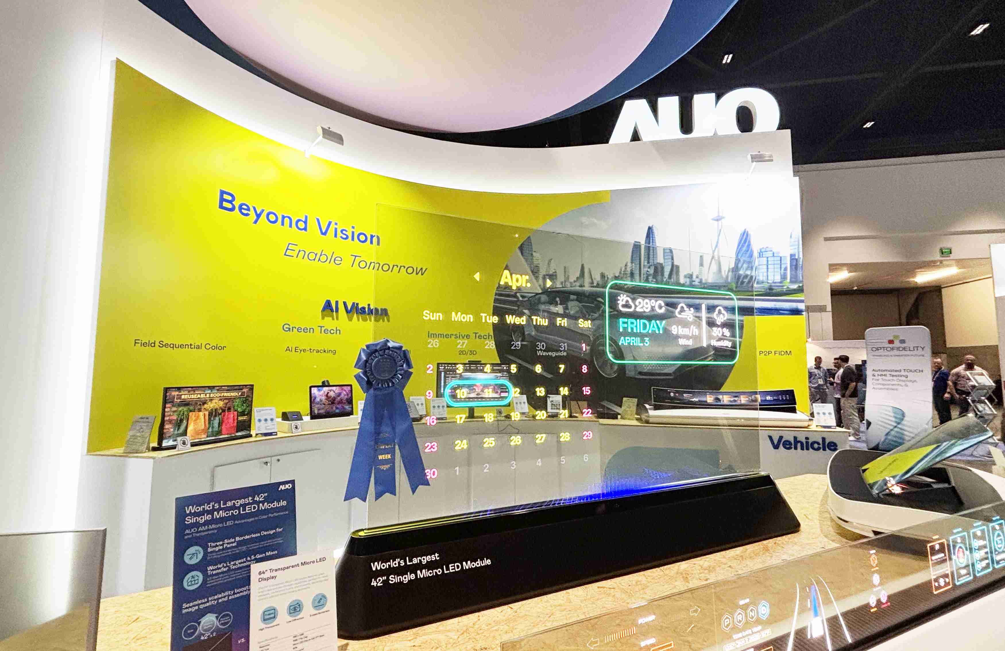 CG电子64吋透明Micro LED显示器获〝最佳Micro LED技术应用奖〞，，，，其绝妙的透明穿透特性，，，同时具备1,000 nits的高亮度表现，，，并透过精细的无缝拼接延伸，，可依需求灵活应用于多元场域，，展现出Micro LED显示技术划时空的无限潜力